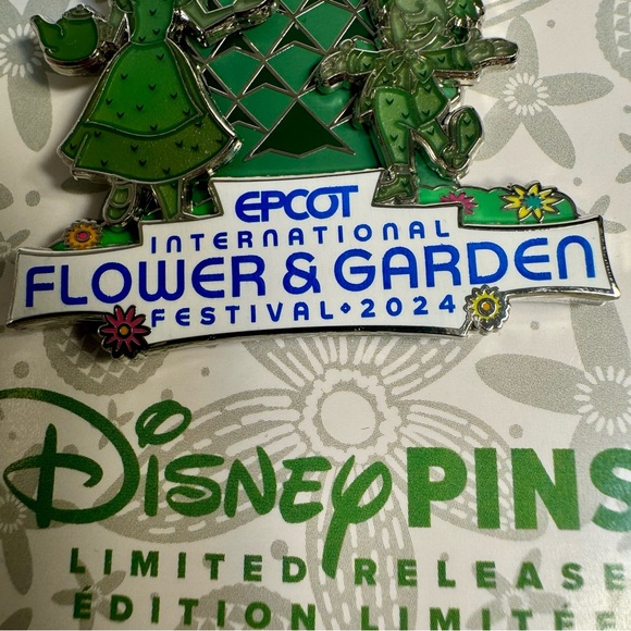 This limited release pin features Alice in Wonderland topiary Epcot - Picture 3 of 9